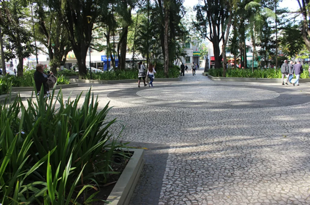 Ambulantes ilegais e ameaças são coibidas por ‘zelador’ na Praça Nereu Ramos