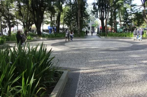 Ambulantes ilegais e ameaças são coibidas por ‘zelador’ na Praça Nereu Ramos