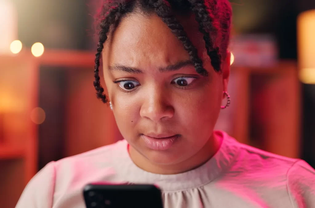 Ilustração de uma pessoa recebendo e-mails falsos