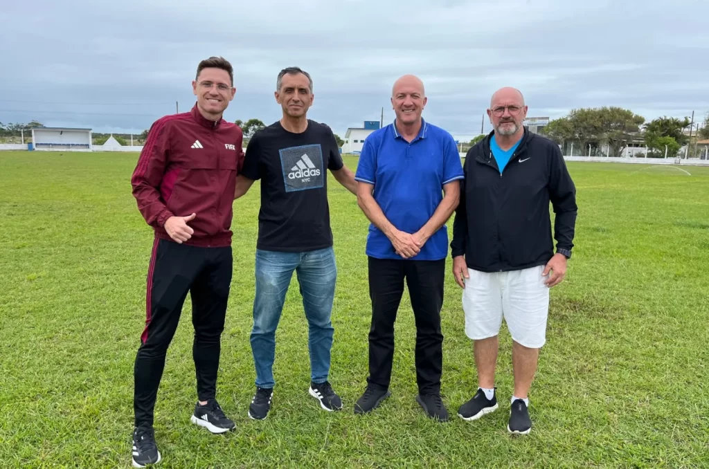 Dirigentes da Federação Catarinense de Futebol e autoridades locais durante anúncio da pré-temporada de arbitragem em Balneário Arroio do Silva