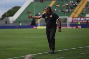 Cláudio Tencati é o novo técnico do Atlético-GO