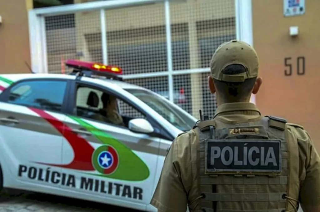 Atendente de caixa é presa suspeita de facilitar furto em mercado de Criciúma