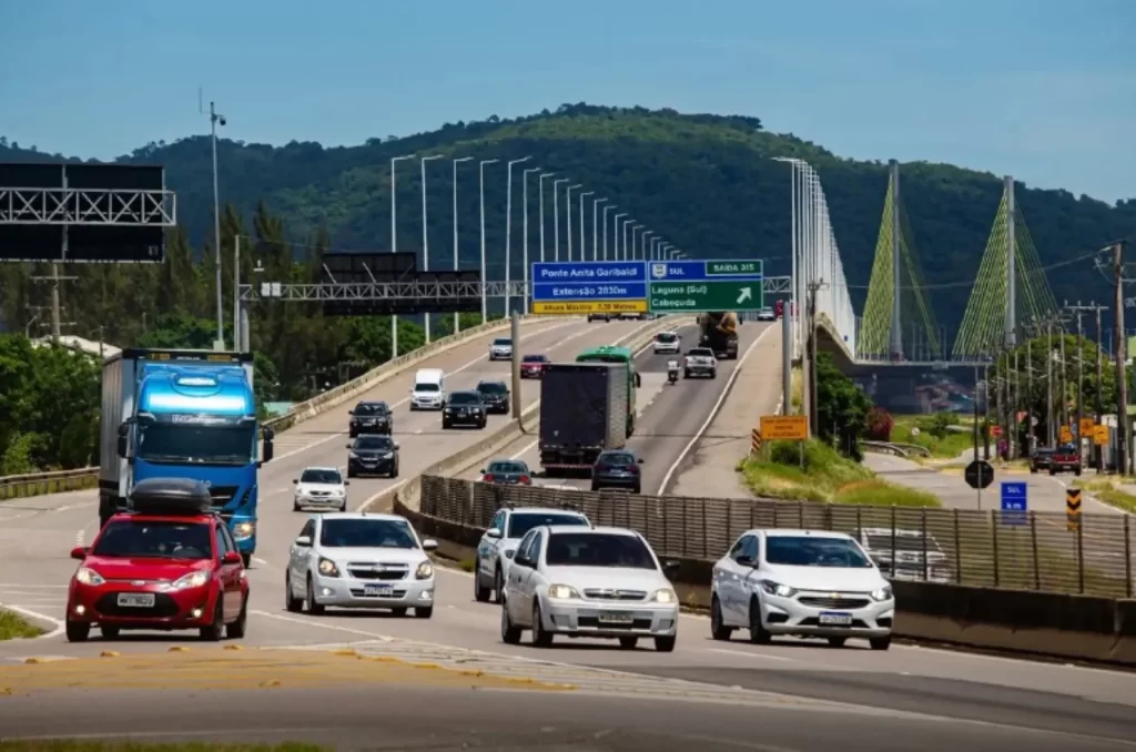 Tráfego intenso na BR-101 Sul de SC