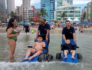 Banho de mar com acessibilidade