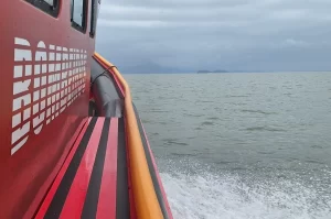 Bombeiros resgatam catamarã com 150 pessoas em Florianópolis