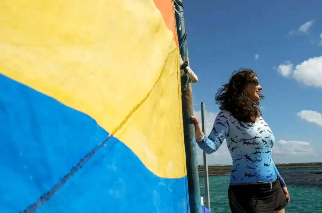 Uma pessoa aproveitando um dos feriados em uma praia