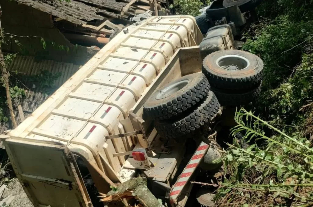 Caminhão da Prefeitura de Criciúma caído em ribanceira no bairro Mina do Toco