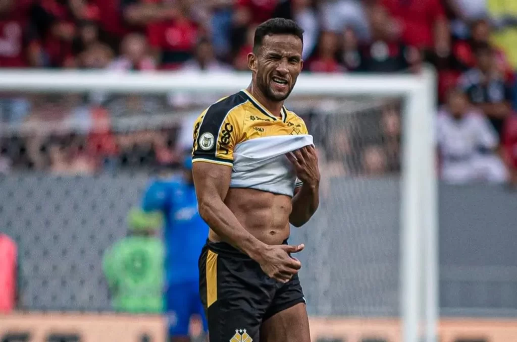 Rodrigo durante partida contra o Flamengo pelo Brasileirão de 2024