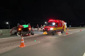 Capotamento na BR-101 deixa dois feridos em Içara