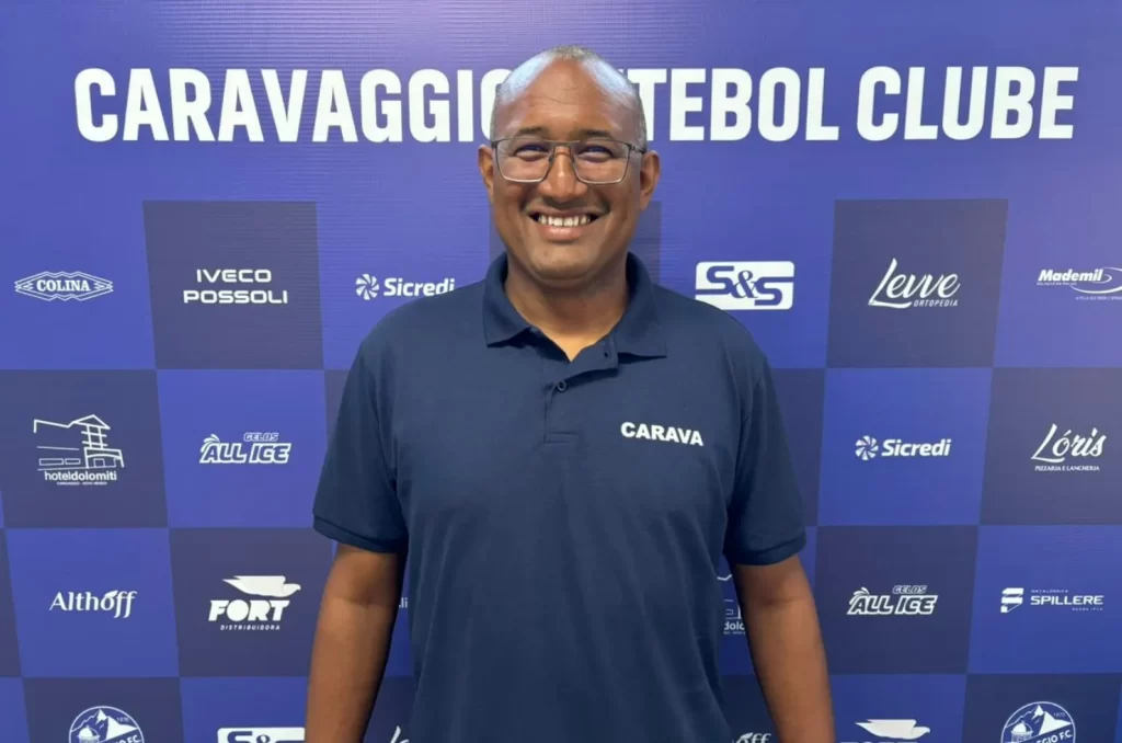 Wilsomar Sena sendo apresentado como auxiliar técnico do Caravaggio