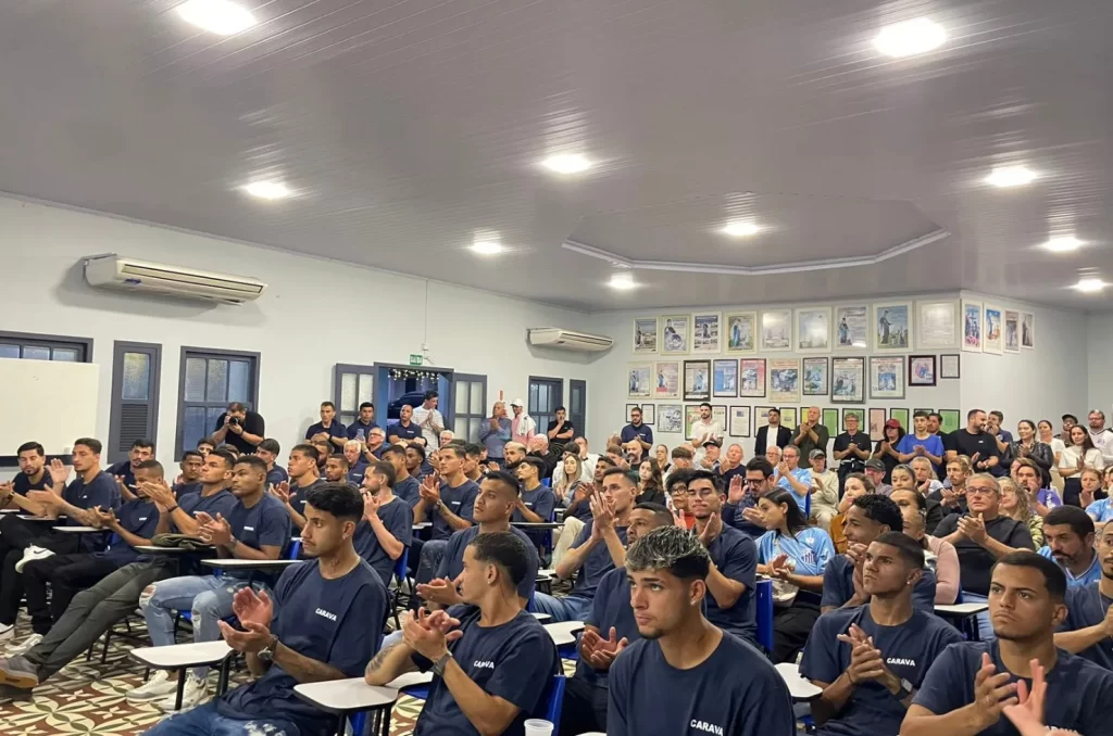 Victor Milanez Spilere e Ramon Spillere, eleitos presidente e vice do Caravaggio Futebol Clube, durante evento de eleição