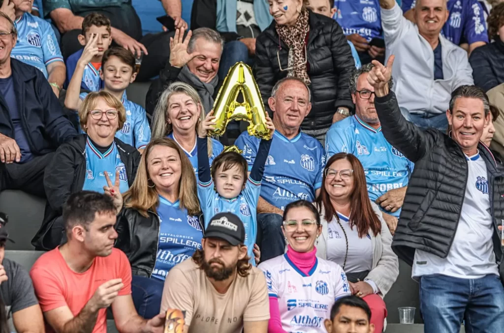 Torcida do Caravaggio comemorando o acesso