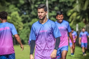 Caravaggio faz treino tático visando jogo-treino contra o Grêmio