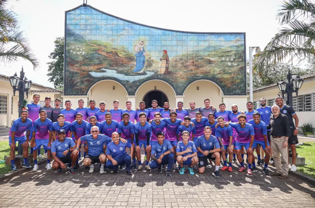 Elenco do Caravaggio durante concentração no Seminário
