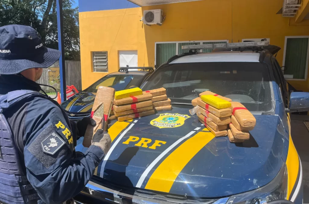Policia rodoviária exibindo tijolos de maconha apreendidos em ônibus na RSC-287, suspeito é natural de Florianópolis