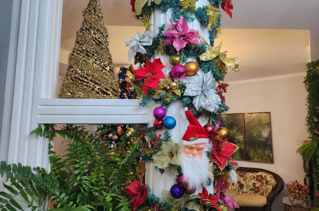 Casa decorada para o Natal no bairro Próspera, em Criciúma, com luzes e enfeites que refletem uma tradição familiar de 20 anos