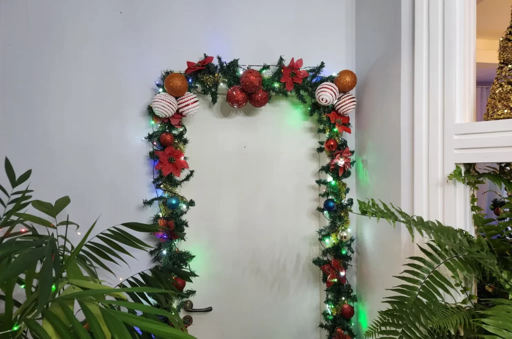 Casa decorada para o Natal no bairro Próspera, em Criciúma, com luzes e enfeites que refletem uma tradição familiar de 20 anos