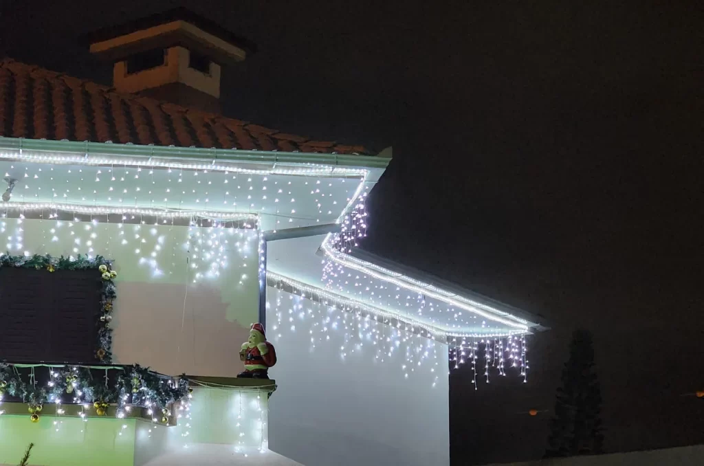 Casa decorada para o Natal no bairro Próspera, em Criciúma, com luzes e enfeites que refletem uma tradição familiar de 20 anos