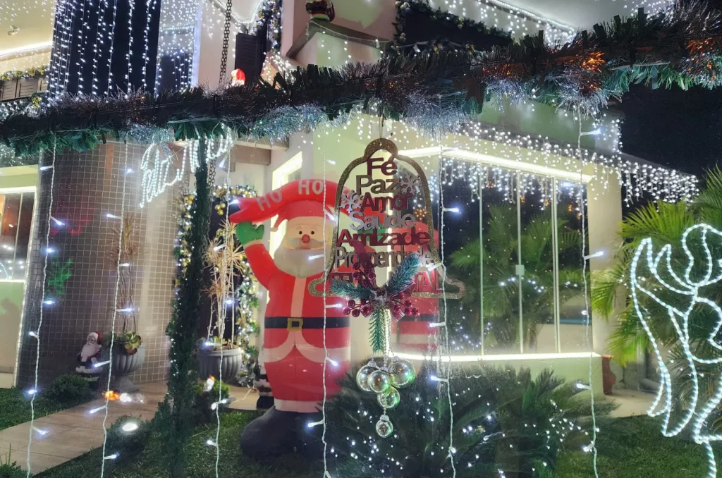 Casa decorada para o Natal no bairro Próspera, em Criciúma, com luzes e enfeites que refletem uma tradição familiar de 20 anos