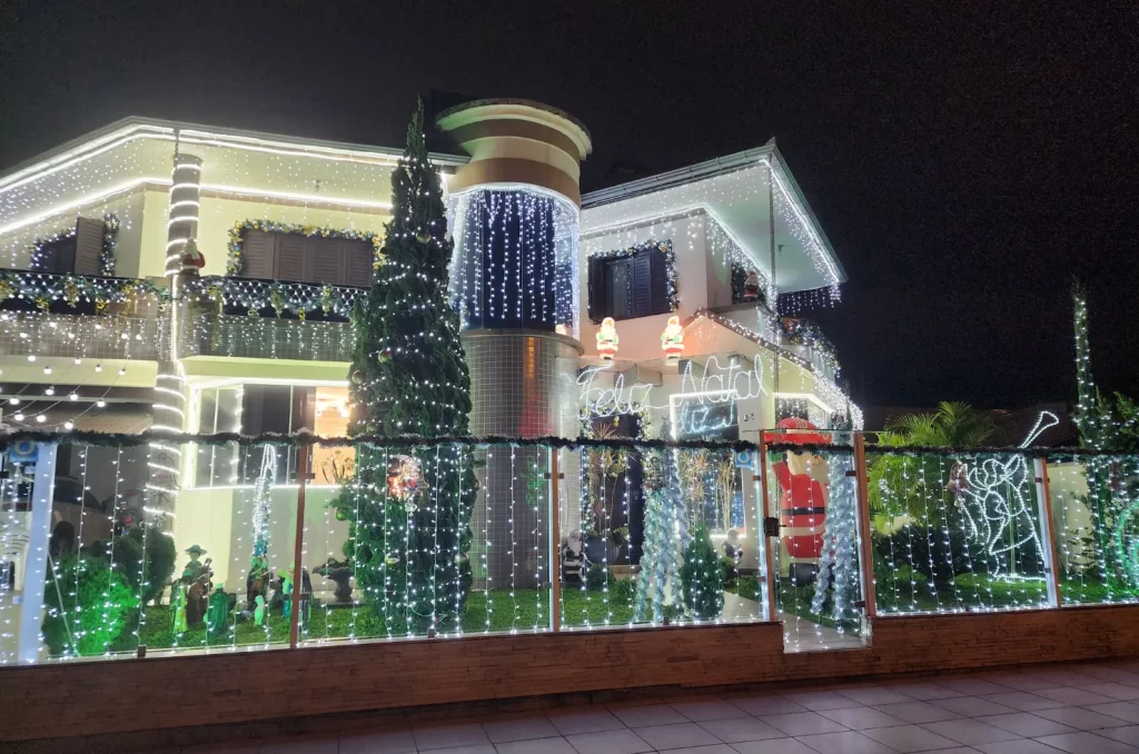 Casa decorada para o Natal no bairro Próspera, em Criciúma, com luzes e enfeites que refletem uma tradição familiar de 20 anos