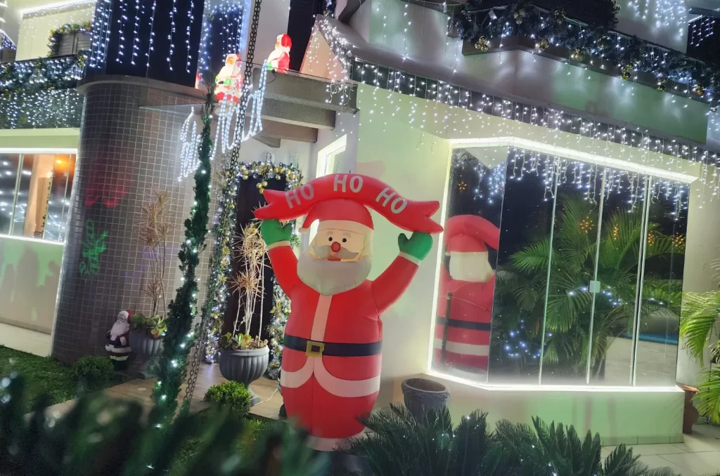 Casa decorada para o Natal no bairro Próspera, em Criciúma, com luzes e enfeites que refletem uma tradição familiar de 20 anos