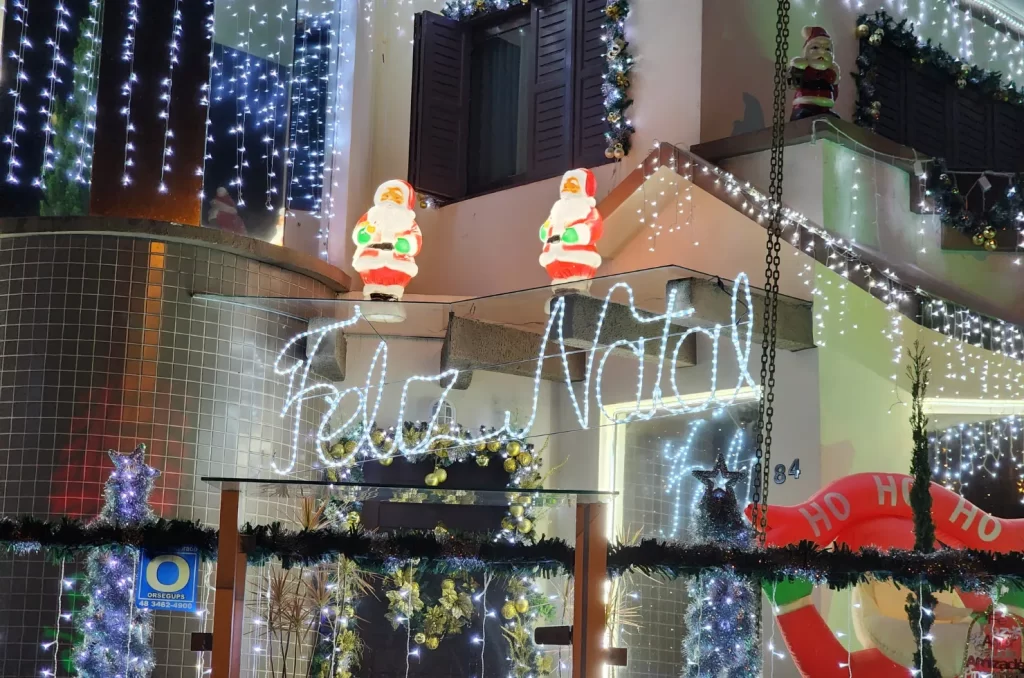 Casa decorada para o Natal no bairro Próspera, em Criciúma, com luzes e enfeites que refletem uma tradição familiar de 20 anos