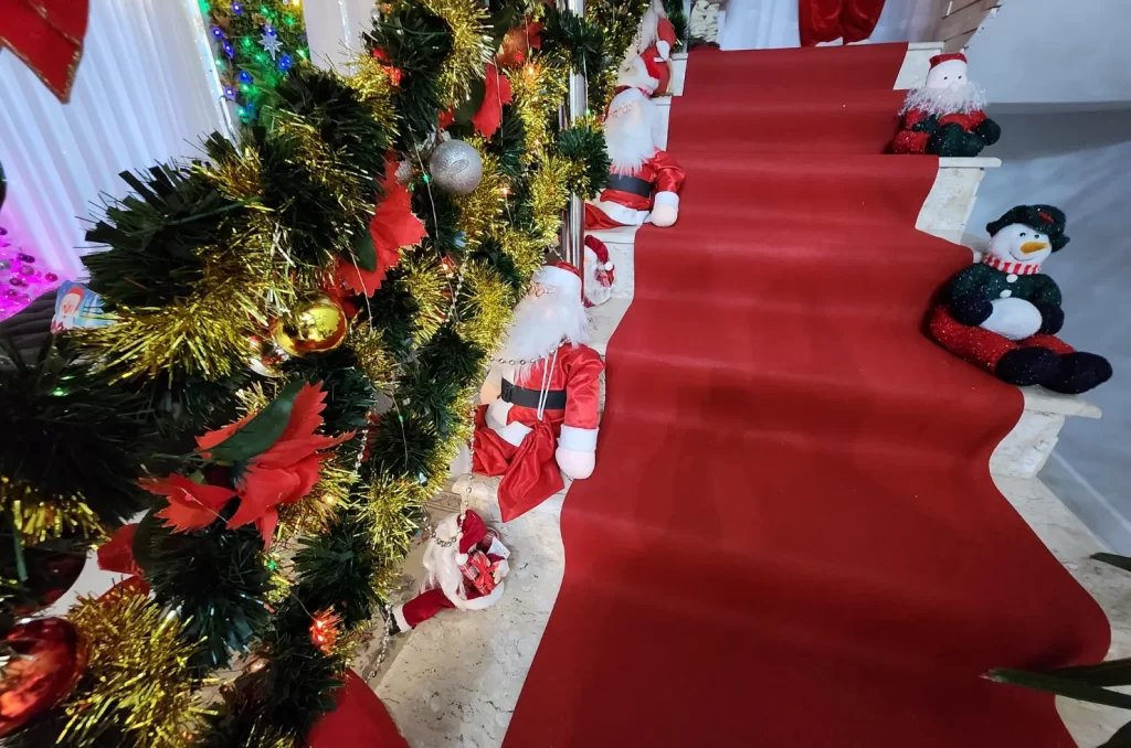 Casa decorada para o Natal no bairro Próspera, em Criciúma, com luzes e enfeites que refletem uma tradição familiar de 20 anos