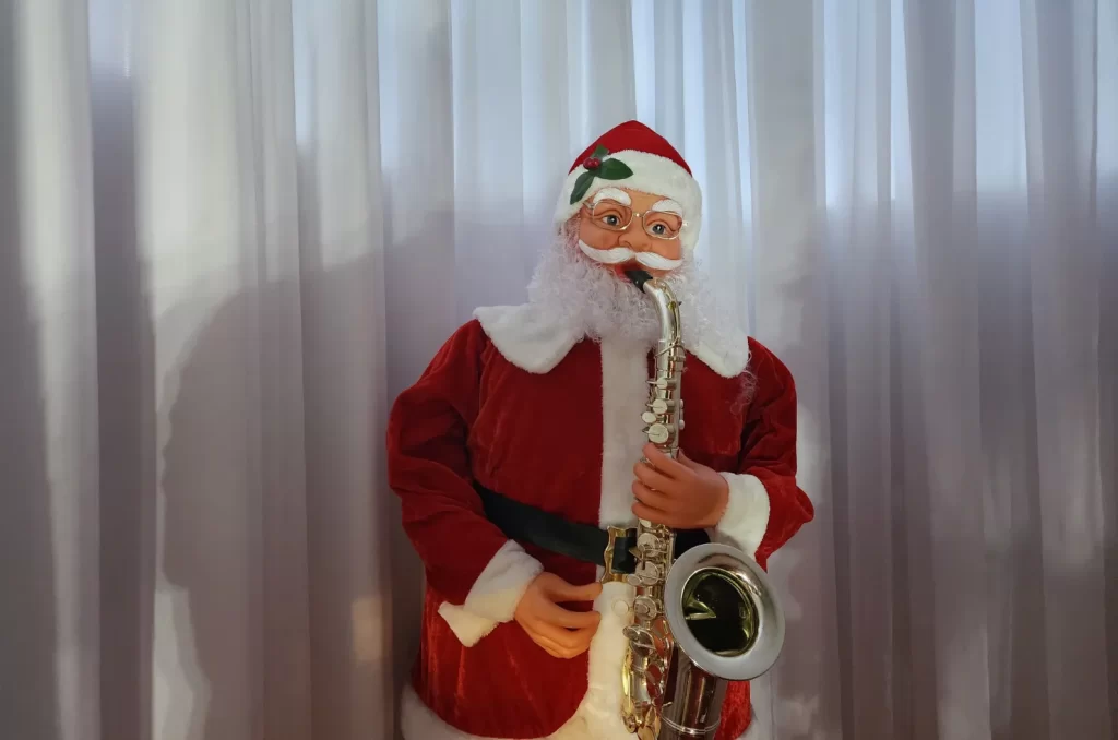 Casa decorada para o Natal no bairro Próspera, em Criciúma, com luzes e enfeites que refletem uma tradição familiar de 20 anos