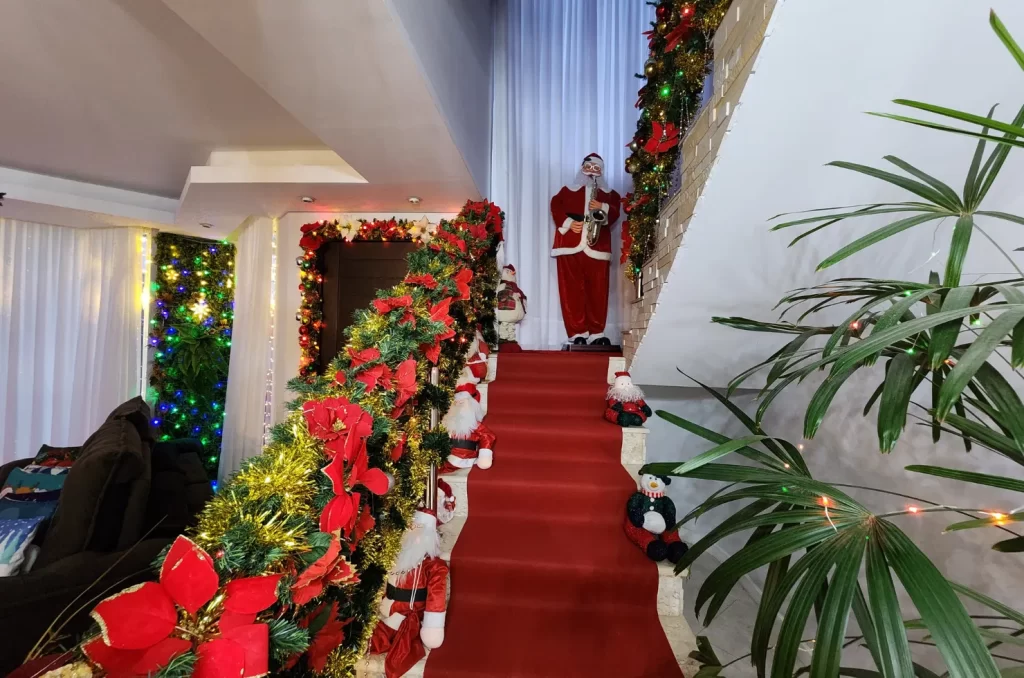 Casa decorada para o Natal no bairro Próspera, em Criciúma, com luzes e enfeites que refletem uma tradição familiar de 20 anos