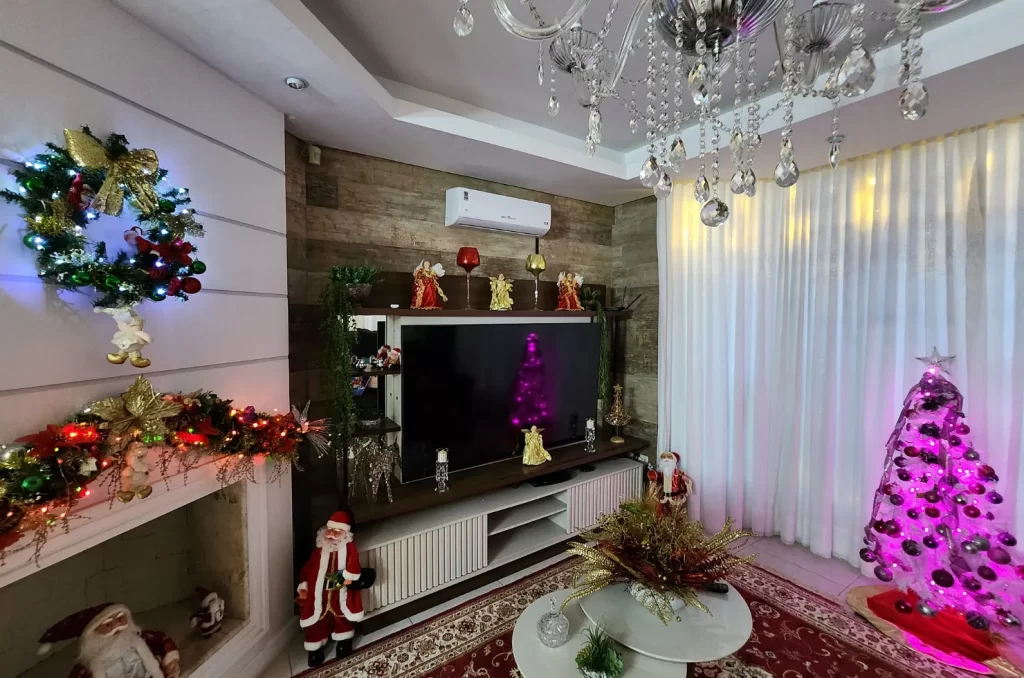 Casa decorada para o Natal no bairro Próspera, em Criciúma, com luzes e enfeites que refletem uma tradição familiar de 20 anos