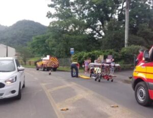 Ciclista fica ferido em colisão com carro em Blumenau