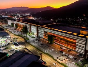 Clientes terão mais tempo para compras no Balneário Shopping