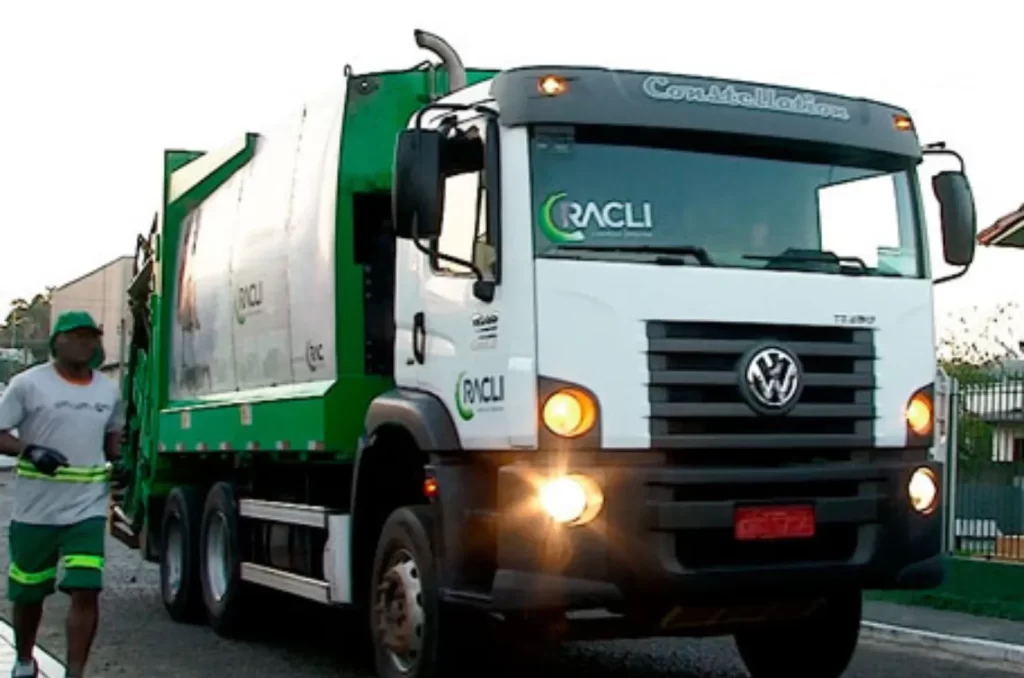 Caminhão do Lixo da Racli Limpeza Urbana