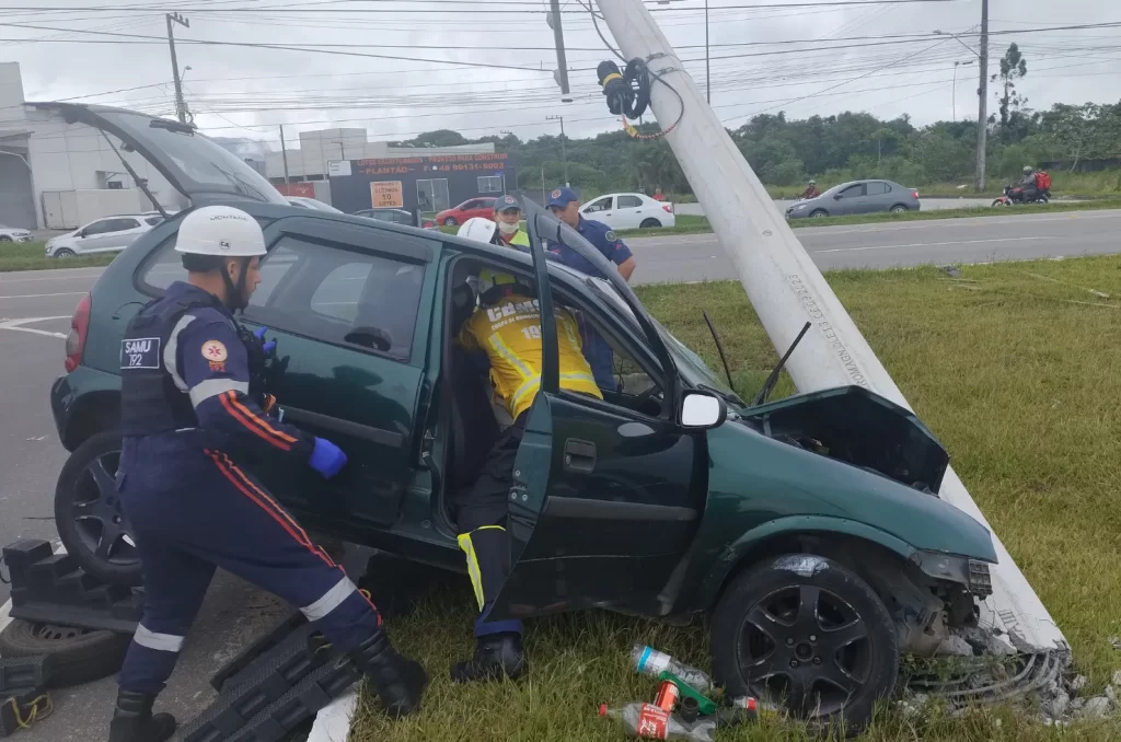 Colisão de veículo contra poste em São José, com presença de Corpo de Bombeiros e SAMU no local