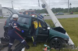 Colisão com poste deixa homem ferido em São José