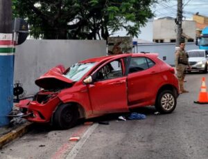 Colisão com poste deixa quatro feridos em Porto Belo