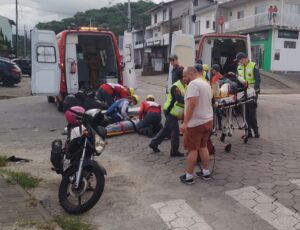 Colisão entre carro e moto deixa feridos em Araquari