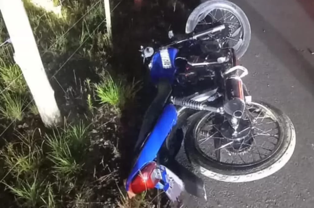 Acidente de trânsito envolvendo duas motocicletas em Treze de Maio, resultando em um morto e um ferido