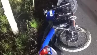 Acidente de trânsito envolvendo duas motocicletas em Treze de Maio, resultando em um morto e um ferido