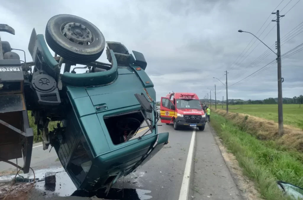 Caminhão capotado em Morro da Fumaça