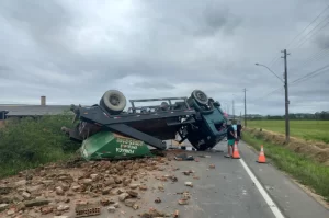 Condutor fica ferido ao capotar caminhão em Morro da Fumaça