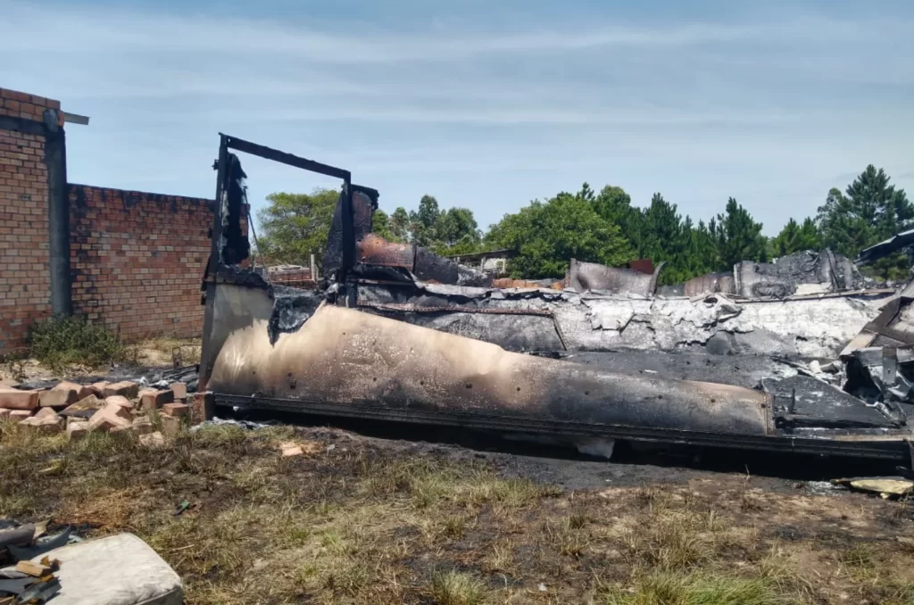 Contêiner é completamente destruído pelo fogo, em Criciúma