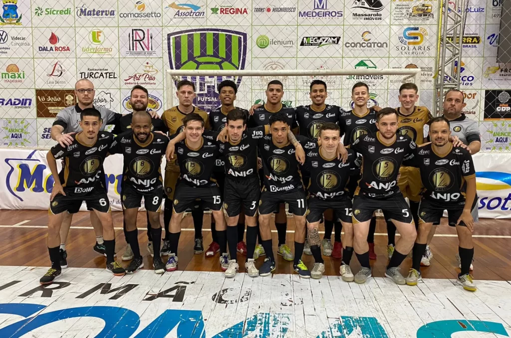 Jogadores de futsal em ação no jogo entre Criciúma e Catanduvas, semifinal da Copa Santa Catarina de 2024