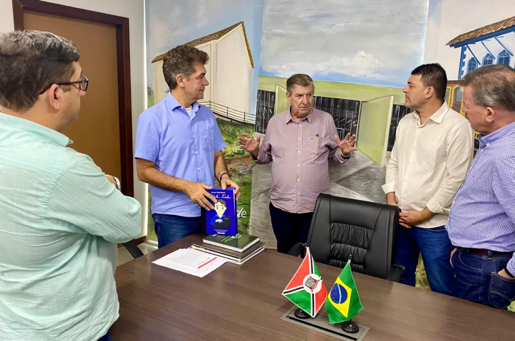 Reunião entre os prefeitos de Cricúma, Nova Veneza, Cocal do Sul e Siderópolis com o futuro presidente da Amrec, Valdir Fontanella