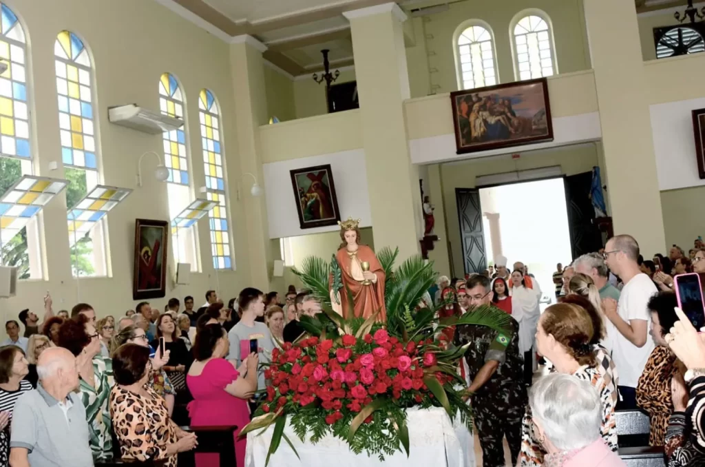Fiéis comemorando a festa em honra à Santa Bárbara, em Criciúma