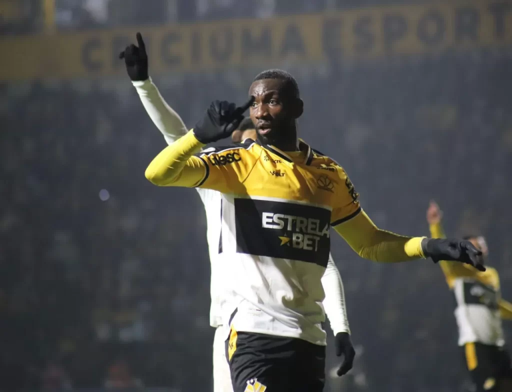 Yannick Bolasie durante partida pelo Criciúma