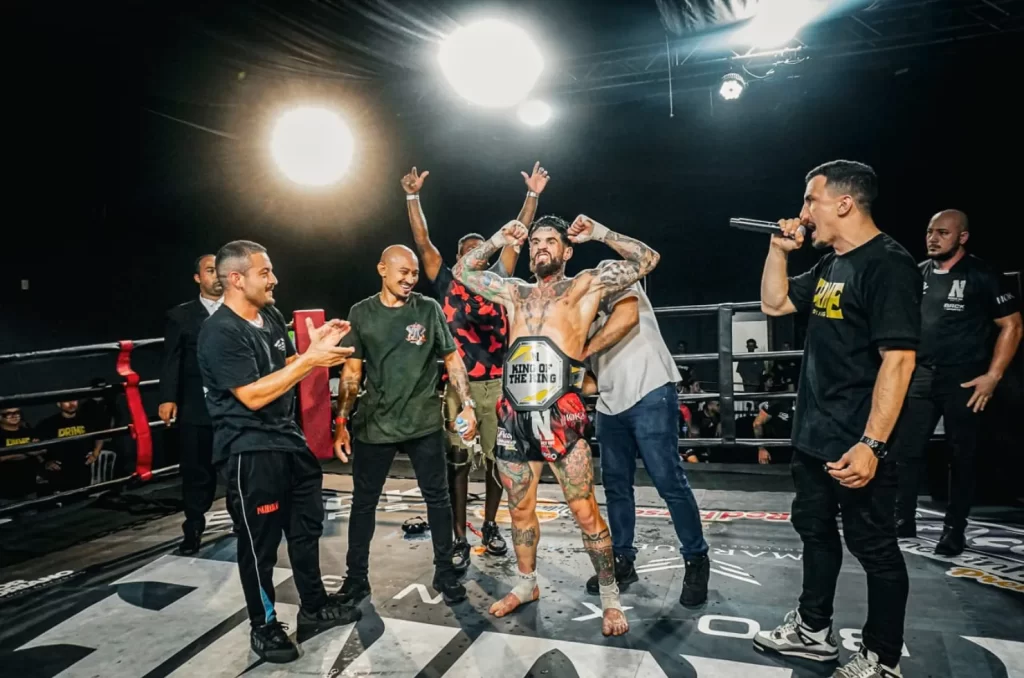 Lutador criciumense Felipe Barata conquistando cinturão do Rei do Ringue