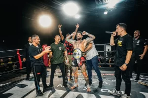 Criciumense Felipe Barata conquista cinturão no muay thai