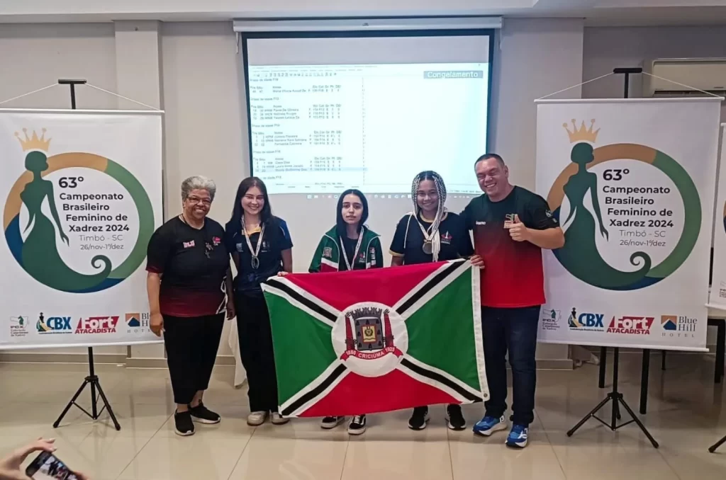 Atletas da FME Criciúma, Clara Dias e Nicoly Guilherme, comemorando conquistas no 63º Campeonato Brasileiro Feminino de Xadrez