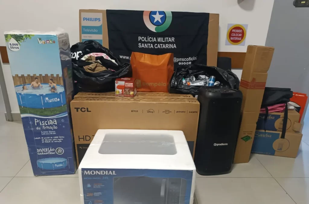 Itens apreendidos que foram furtados em diversas lojas de Criciúma
